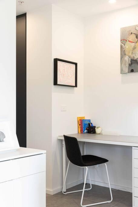 Holiday home Modern Art And Private Entrance & Plenty Free Parking Canberra