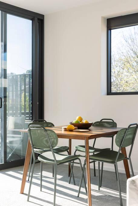Modern Art And Private Entrance & Plenty Free Parking Canberra