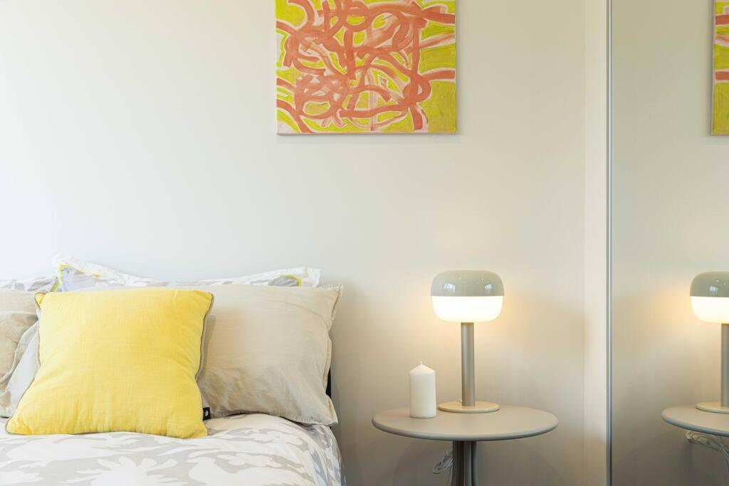 Modern Art And Private Entrance & Plenty Free Parking Holiday home