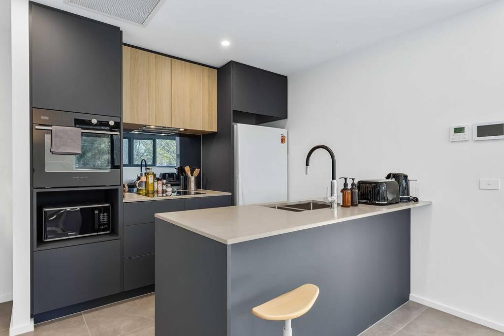 Modern Art And Private Entrance & Plenty Free Parking Holiday home *