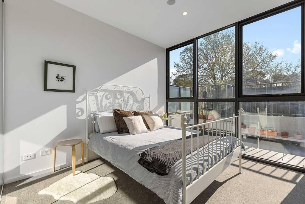 Modern Art And Private Entrance & Plenty Free Parking *