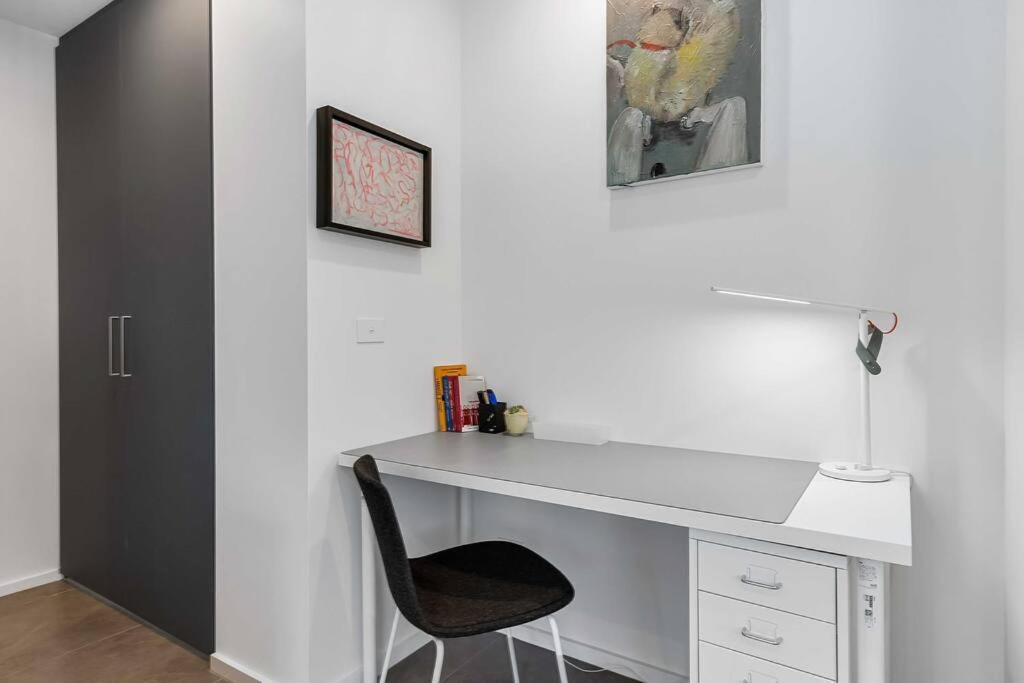 Modern Art And Private Entrance & Plenty Free Parking Canberra