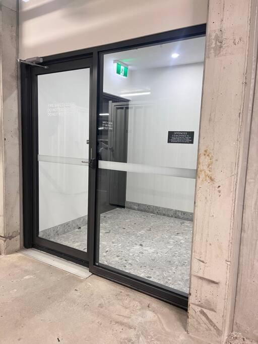 Modern Art And Private Entrance & Plenty Free Parking Holiday home Canberra