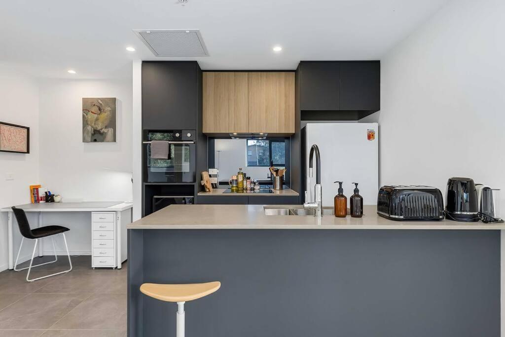 Modern Art And Private Entrance & Plenty Free Parking Canberra