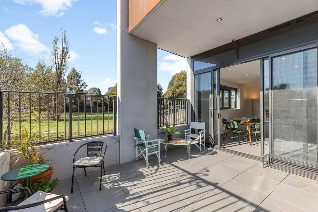 Modern Art And Private Entrance & Plenty Free Parking