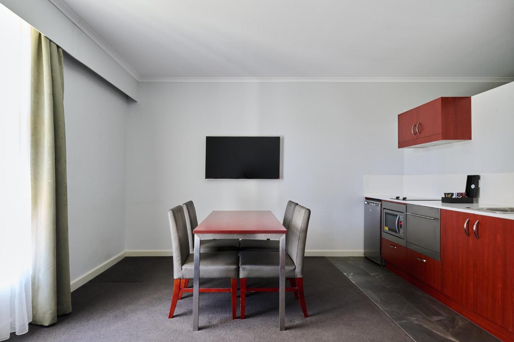 Abode Narrabundah 4*