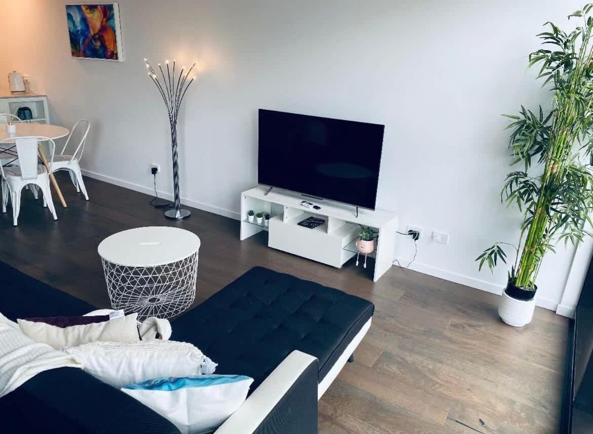 City-self Check In-parking-pool Apartment Canberra