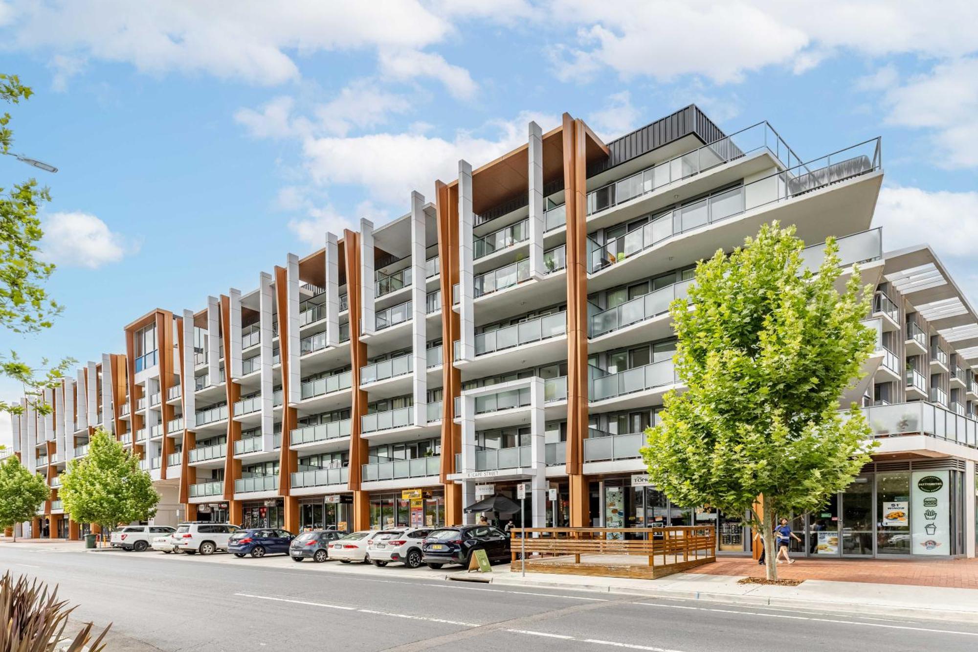 Sunny Blossom Escapes With Free Parking And Pool Apartment