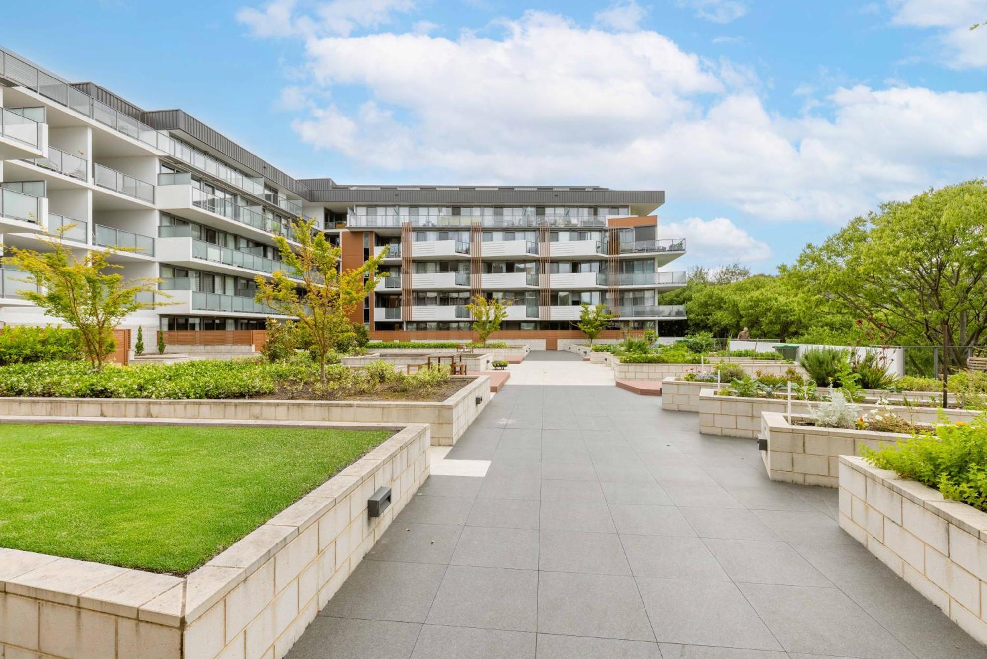Apartment Sunny Blossom Escapes With Free Parking And Pool