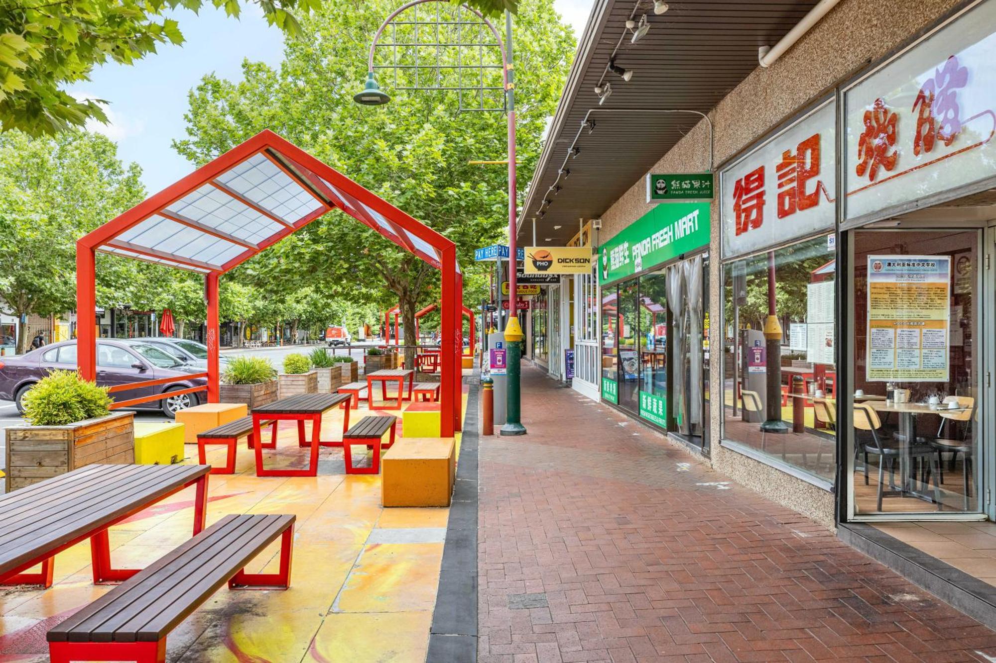 Sunny Blossom Escapes With Free Parking And Pool Apartment