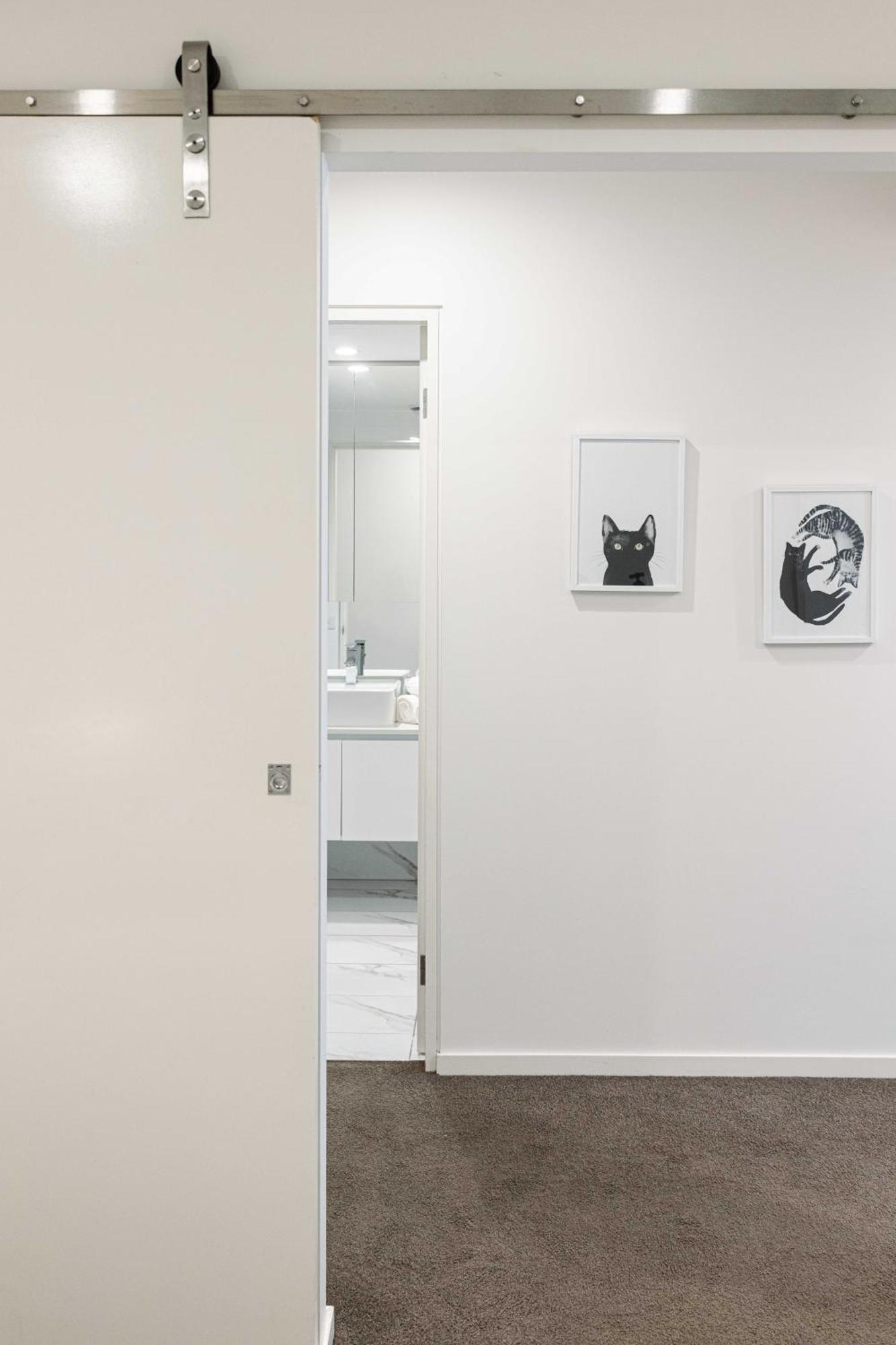 Sunny Blossom Escapes With Free Parking And Pool Apartment
