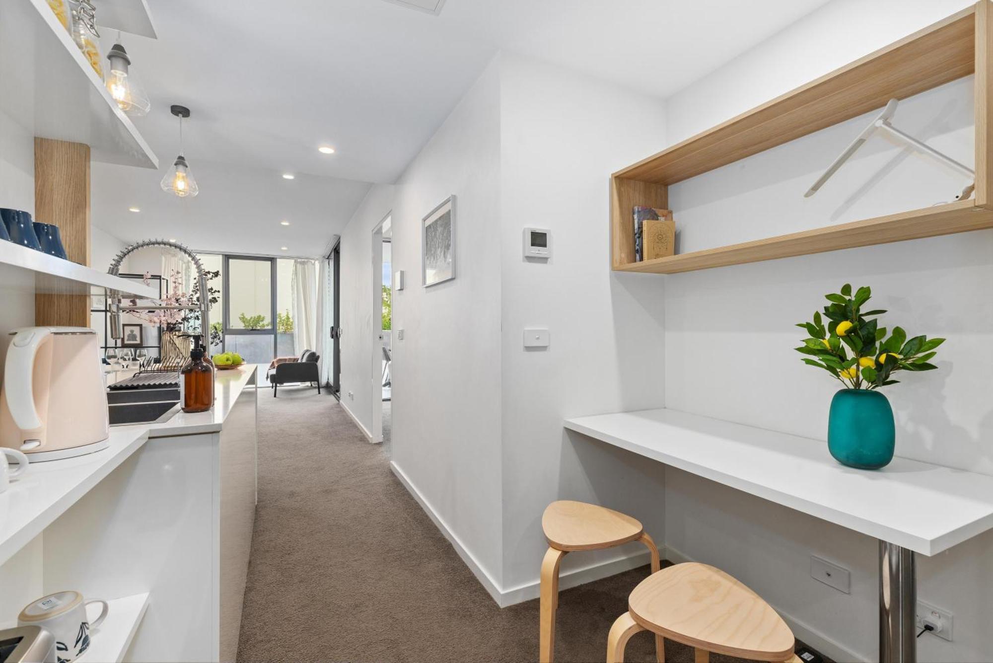 Sunny Blossom Escapes With Free Parking And Pool Canberra