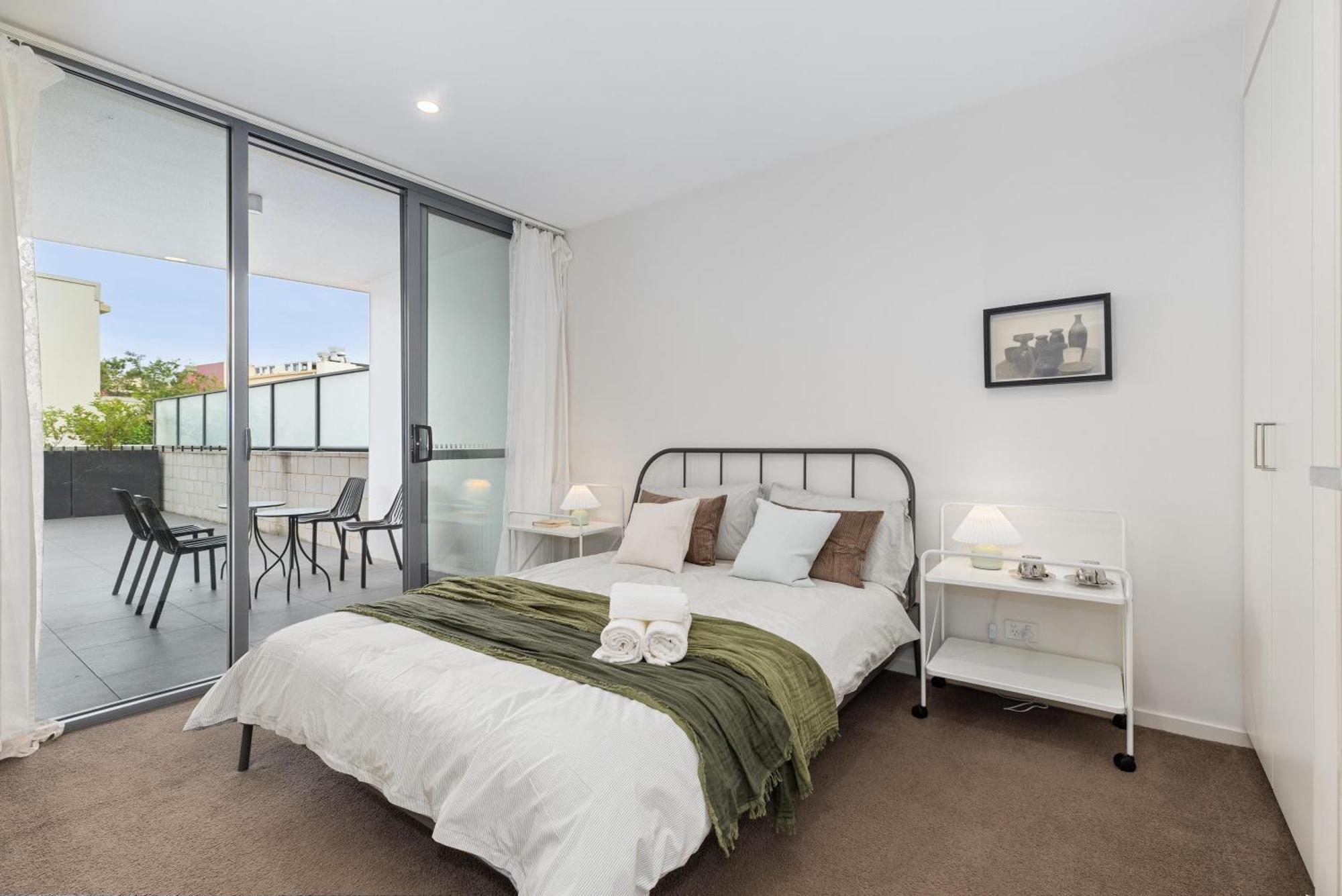 Sunny Blossom Escapes With Free Parking And Pool Apartment Canberra