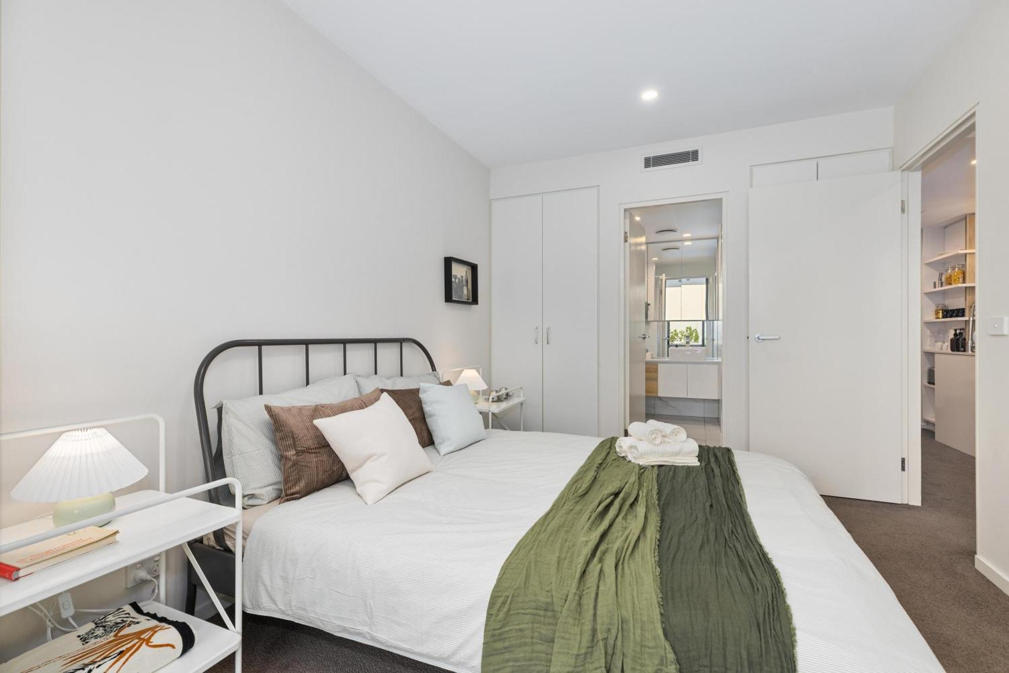 Sunny Blossom Escapes With Free Parking And Pool Canberra
