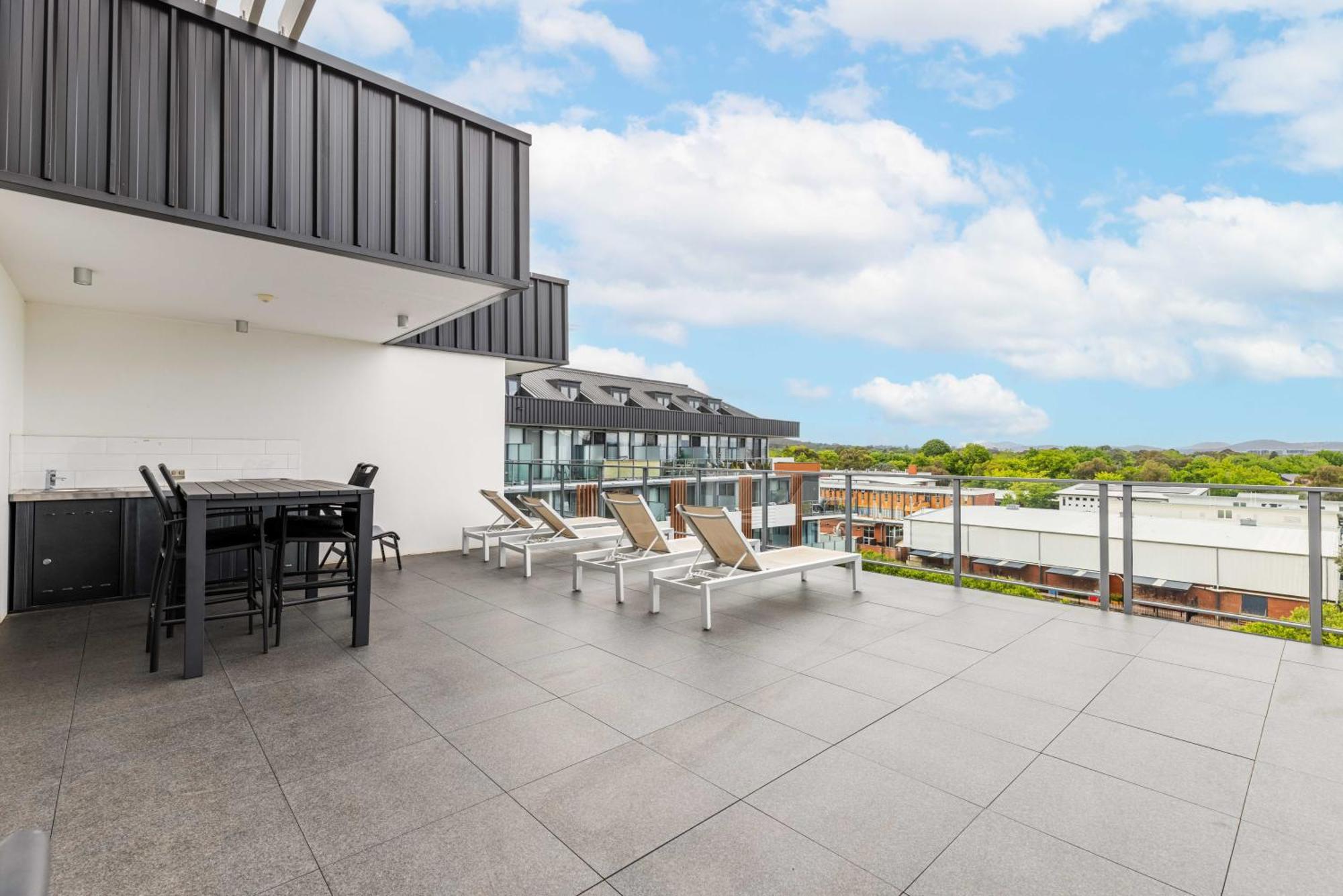 Sunny Blossom Escapes With Free Parking And Pool Canberra