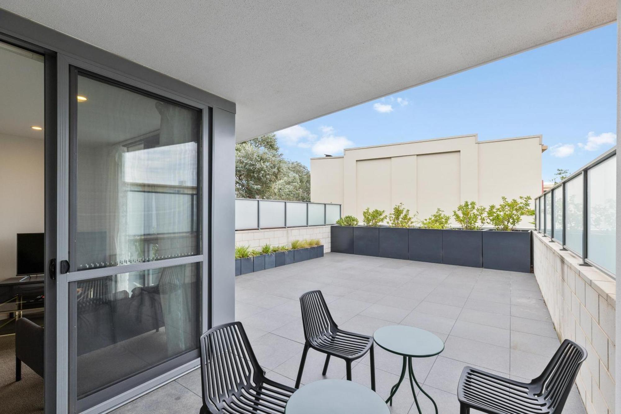 Sunny Blossom Escapes With Free Parking And Pool Apartment *