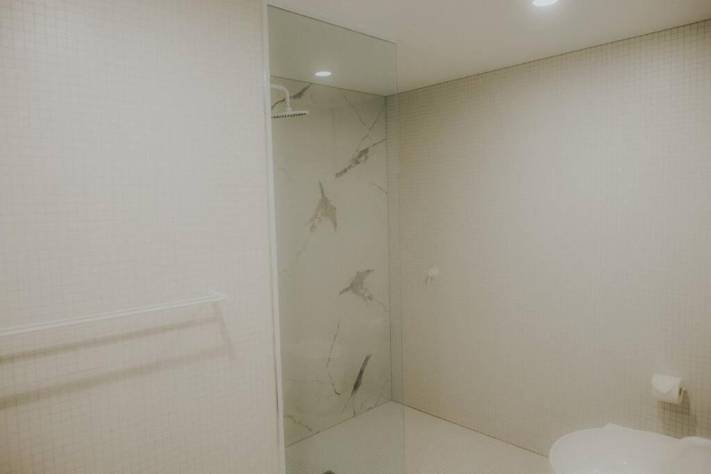 Modern 2 Bedroom At With Free Parking * Canberra