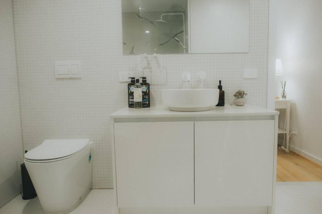 Modern 2 Bedroom At With Free Parking * Canberra
