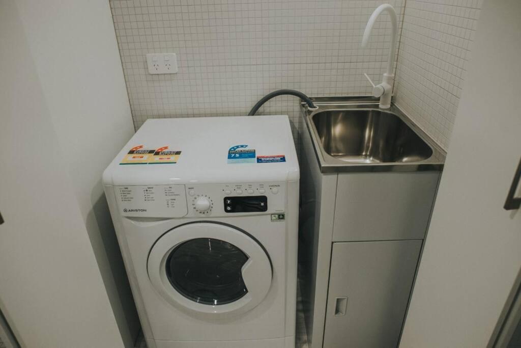 Modern 2 Bedroom At With Free Parking Apartment