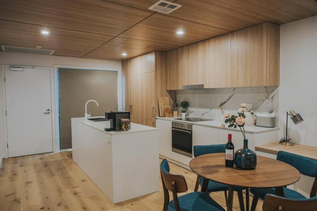 Modern 2 Bedroom At With Free Parking Apartment *
