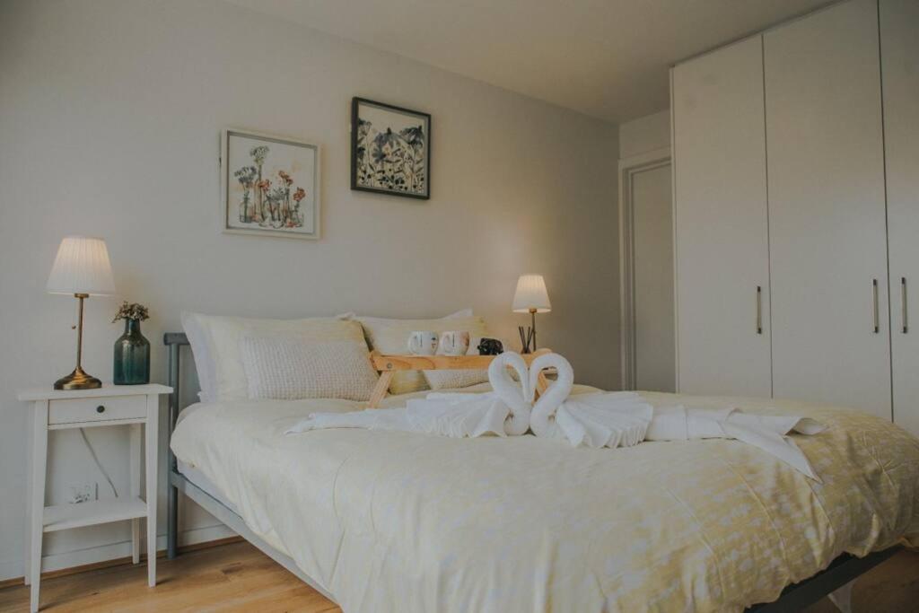 Modern 2 Bedroom At With Free Parking Canberra