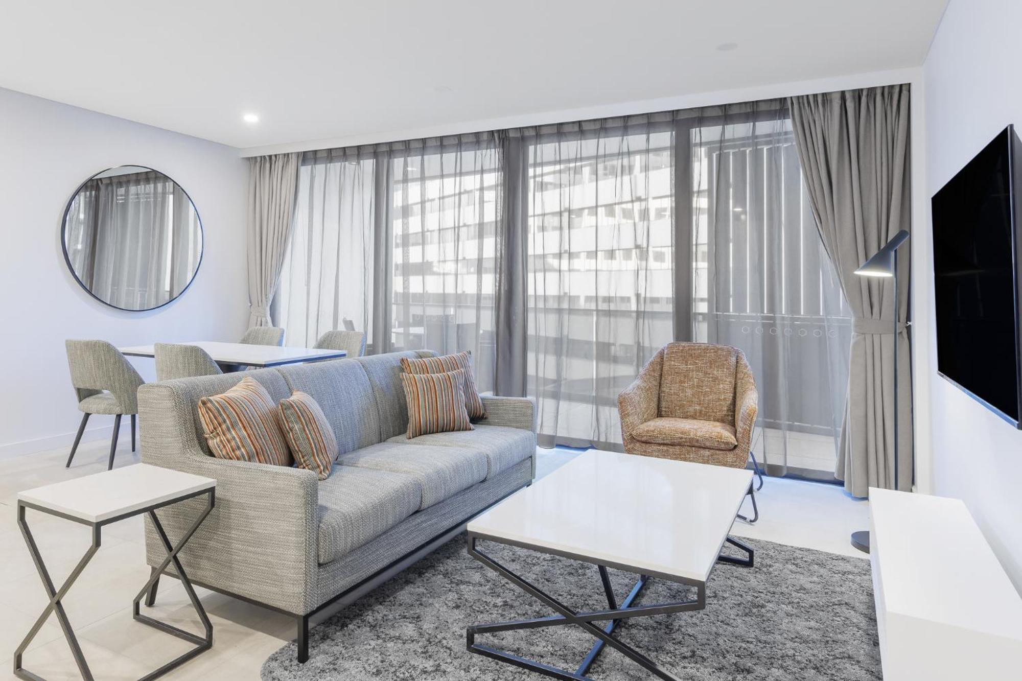 Meriton Suites Aparthotel Canberra