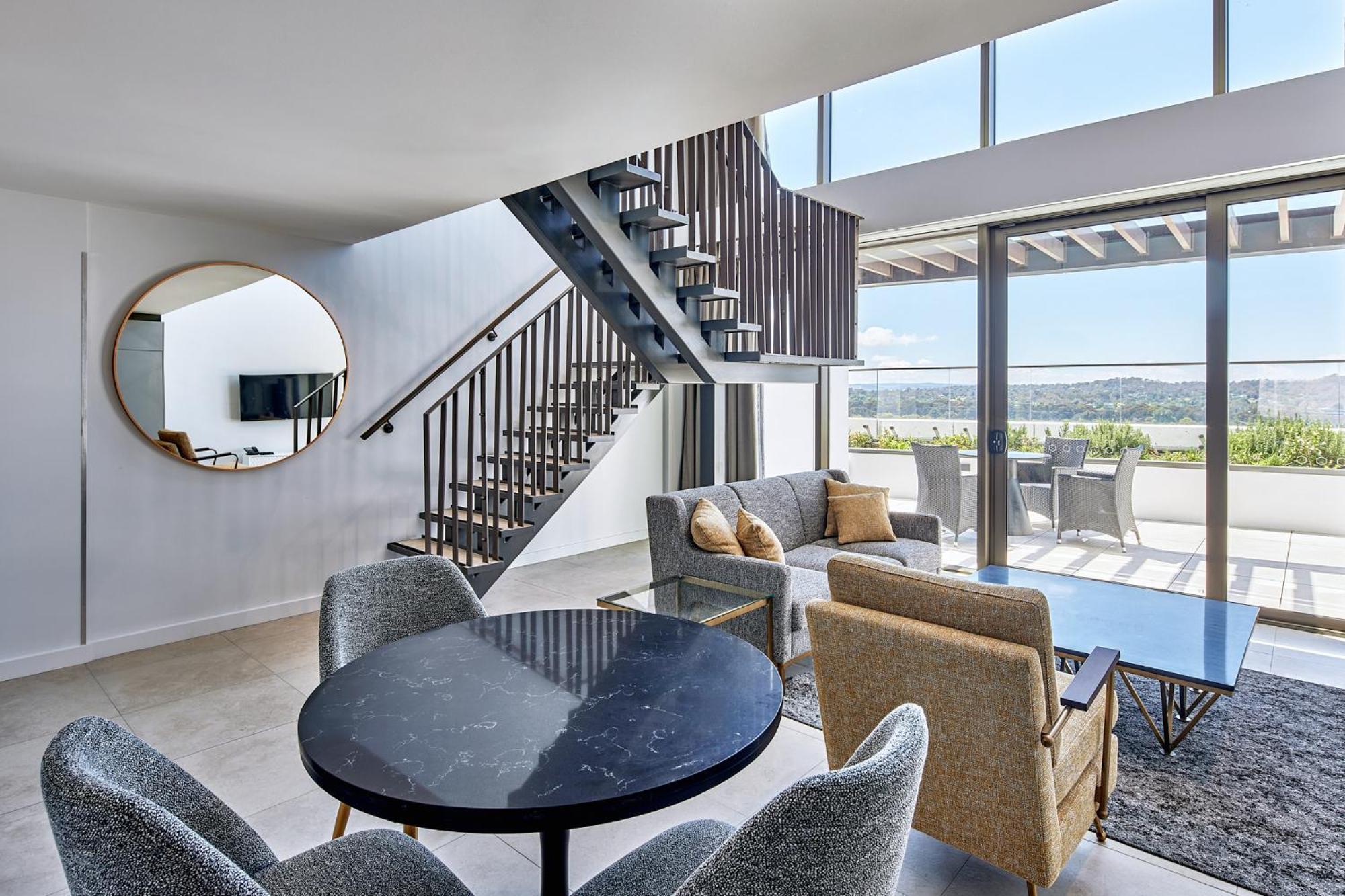 Meriton Suites Aparthotel Canberra