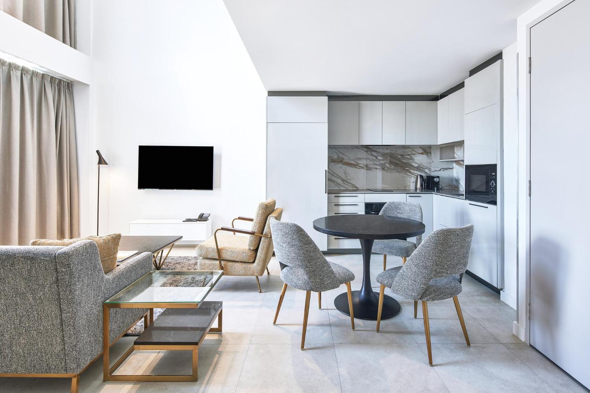 Meriton Suites 5*