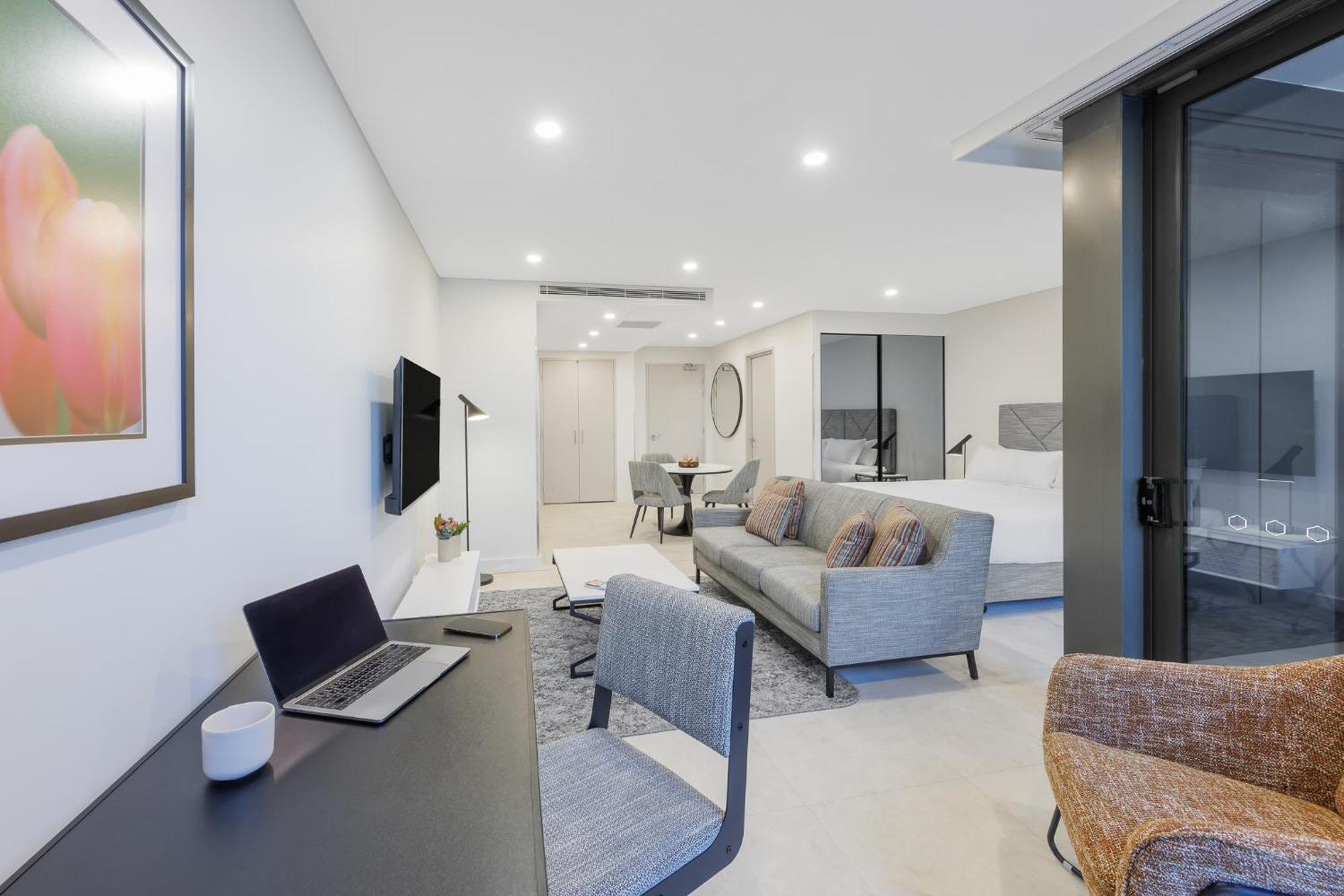 Meriton Suites Aparthotel Canberra