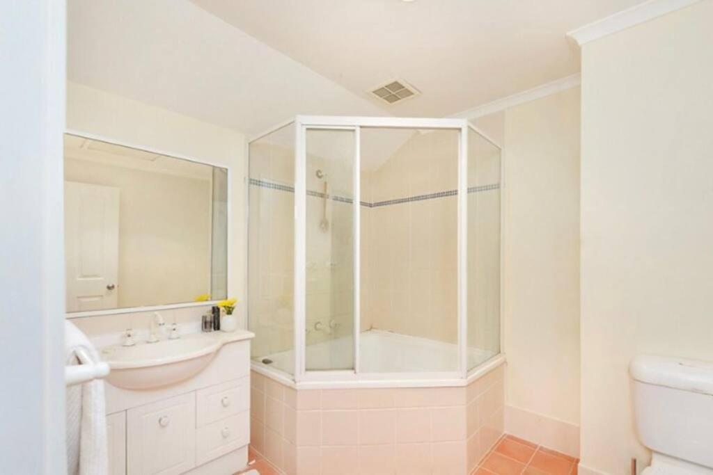Top-floor, 3-bedroom Apartment-close To Cbd & Anu Apartment *