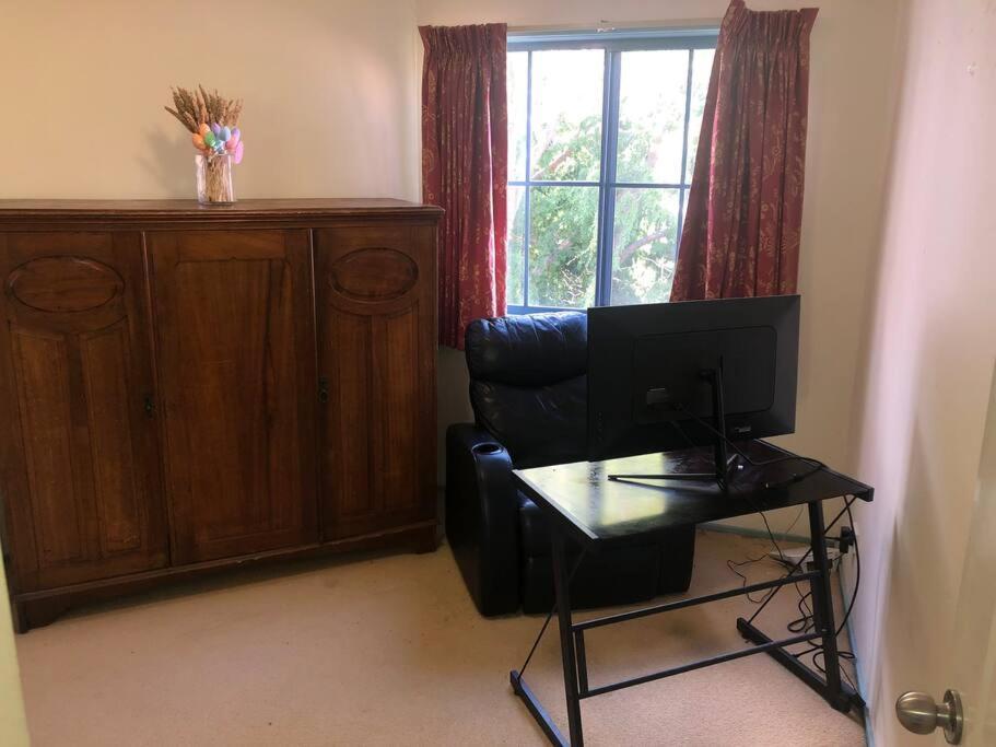 Top-floor, 3-bedroom Apartment-close To Cbd & Anu Apartment *