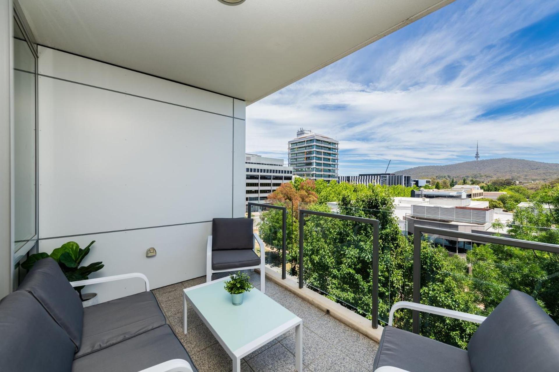 Avenue 16 Canberra