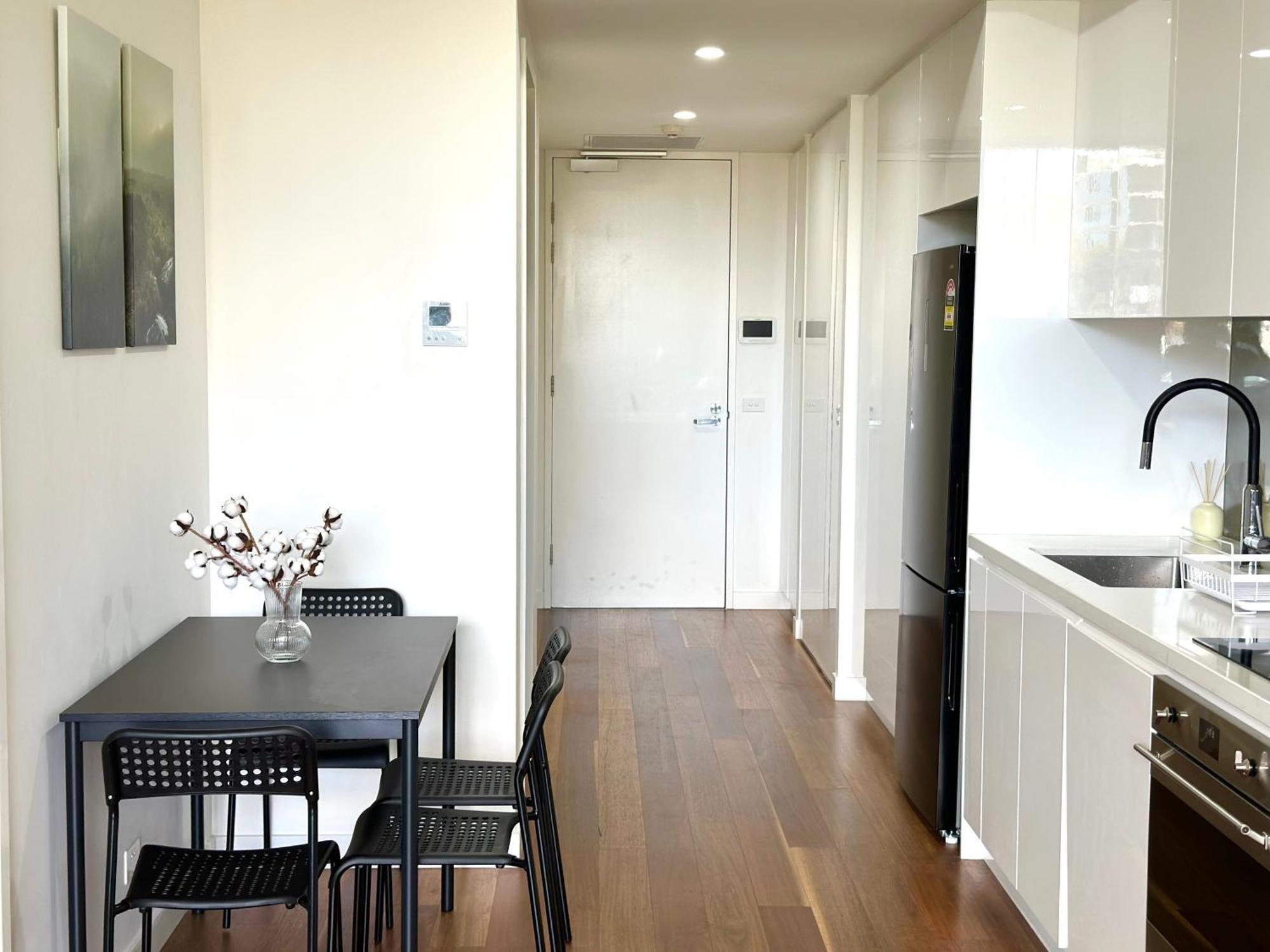 Modern And Quiet In Apartment *