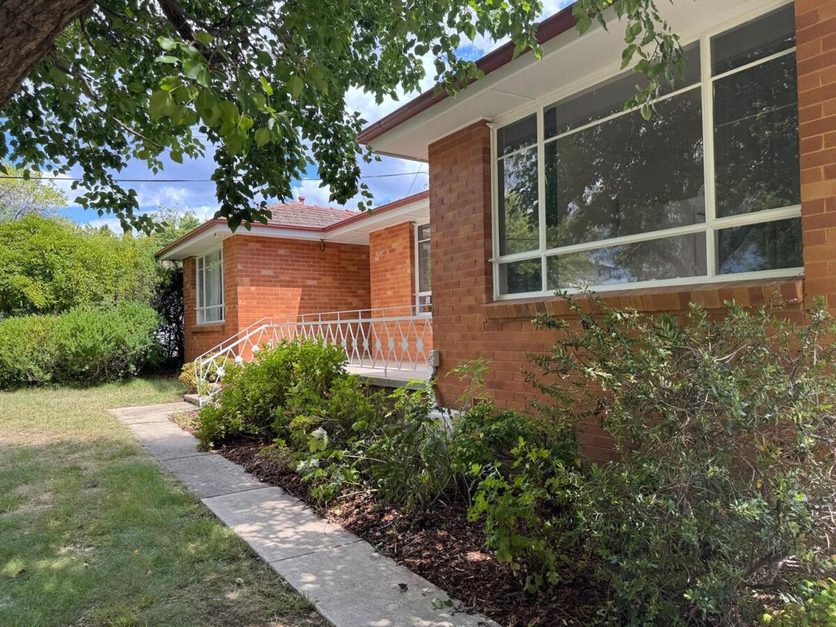Elegant 4br In Red Hill Holiday home *