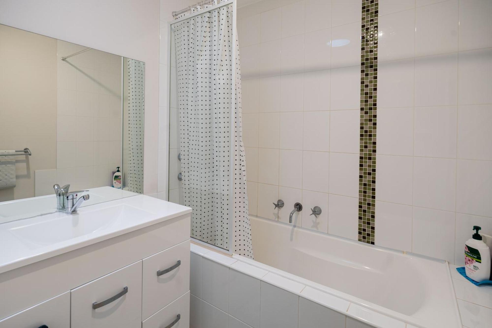 Entire 2br Sunny House @franklin, Holiday home Canberra
