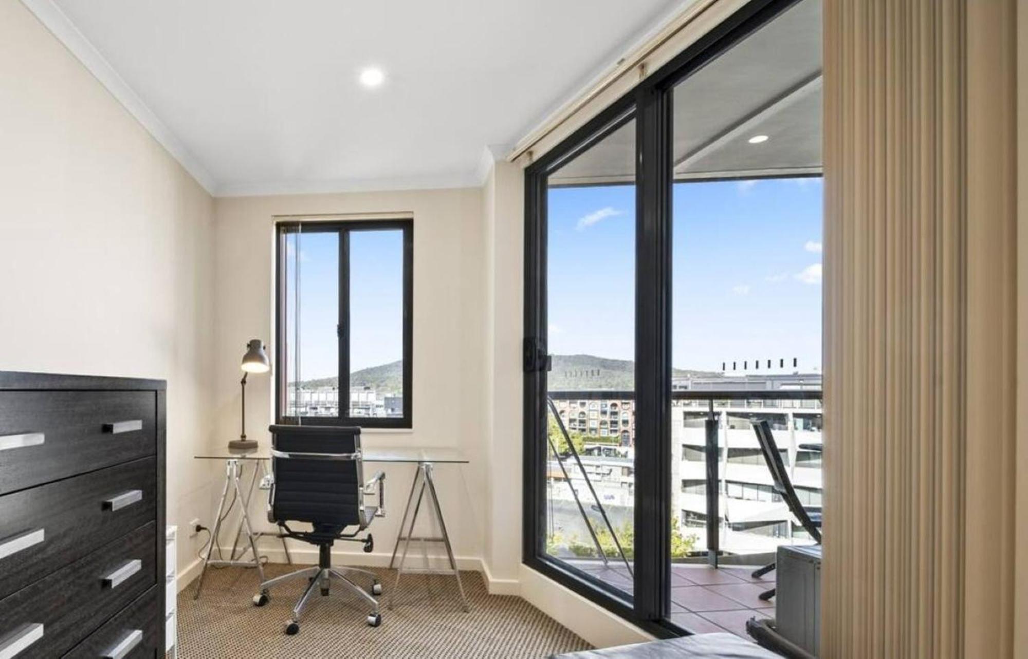 Inner-city 2-bed With Parking, Pool, Gym & Bbq *