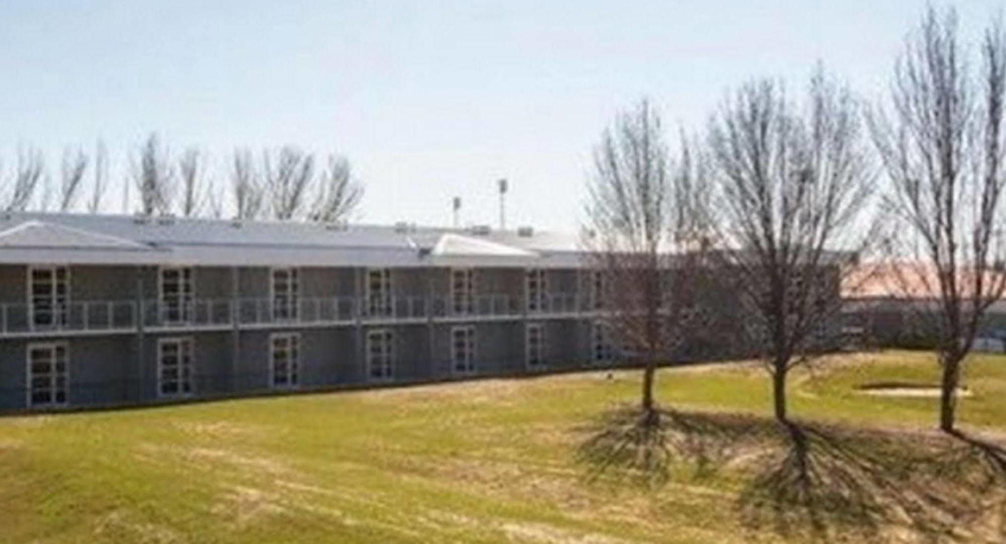 Abode Narrabundah Hotel 4*