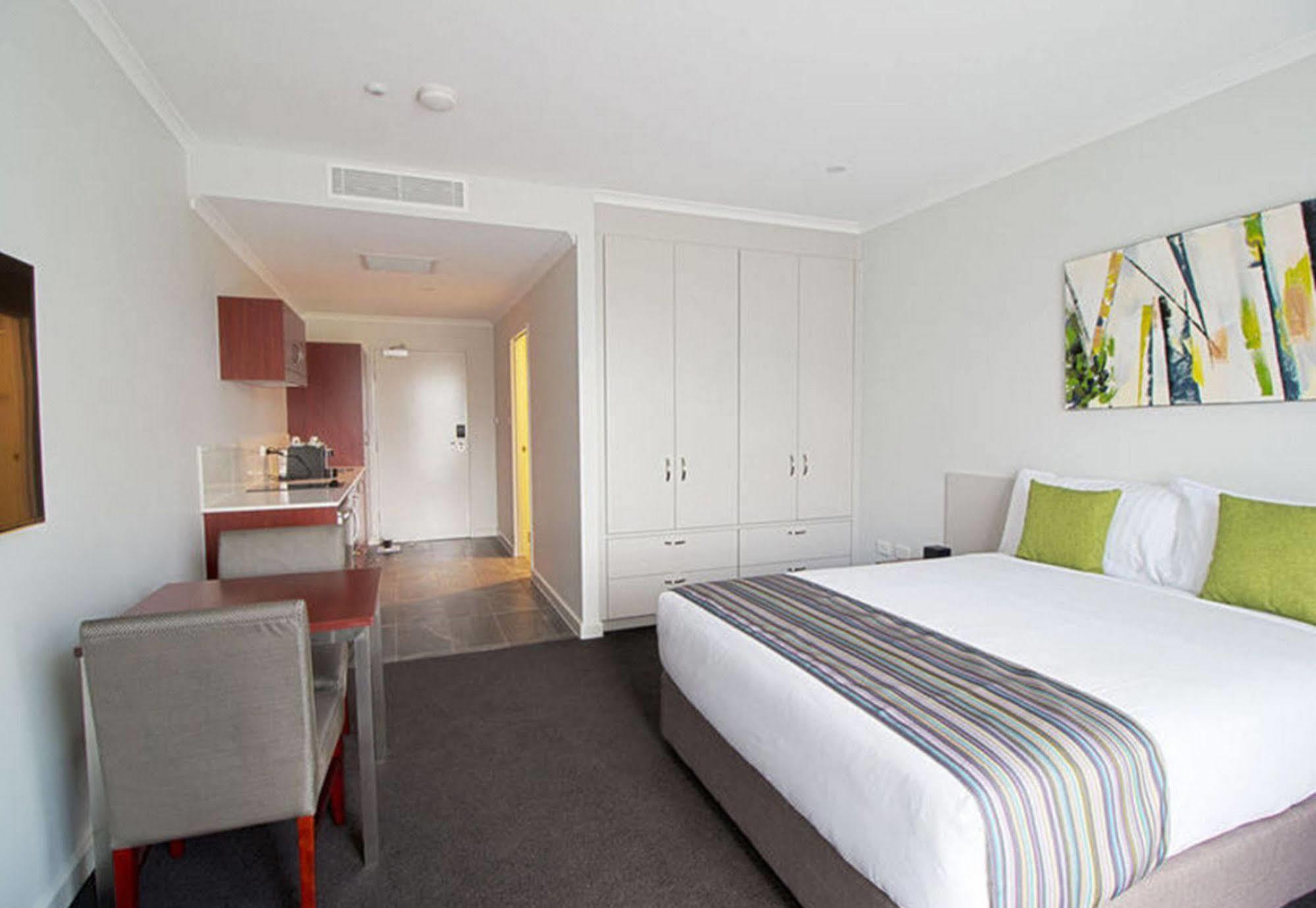 Hotel Abode Narrabundah