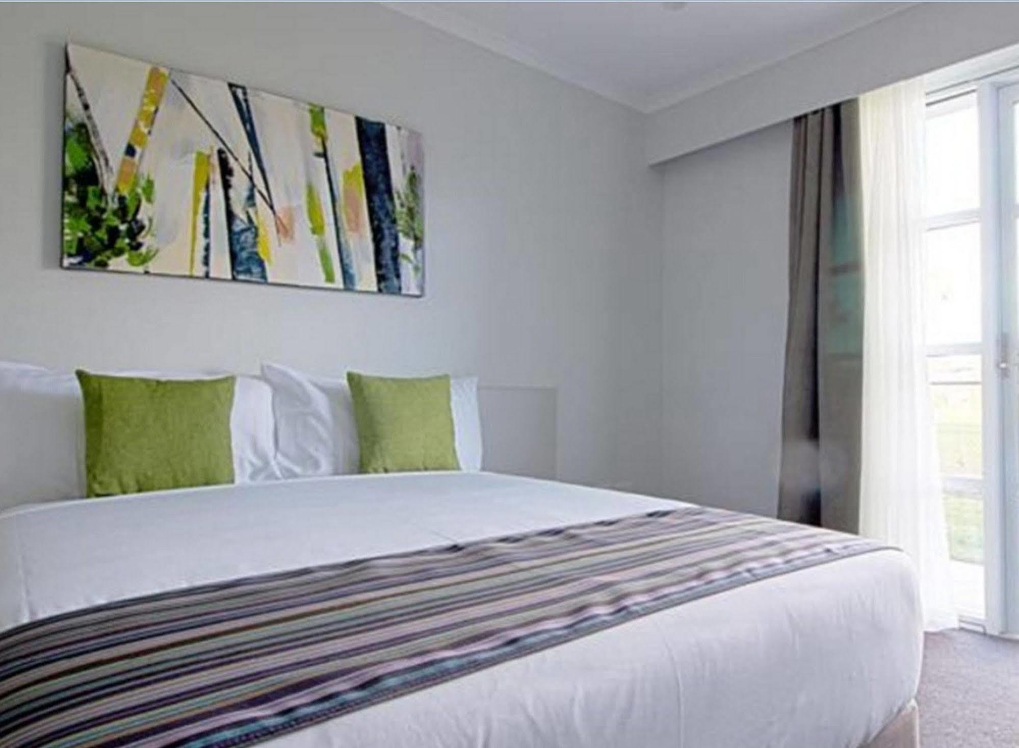 Abode Narrabundah 4*