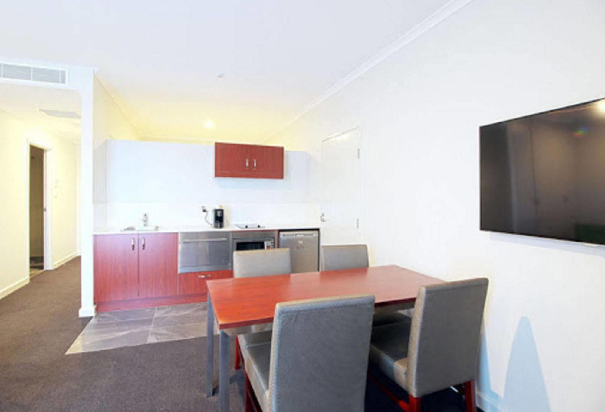 Abode Narrabundah 4*