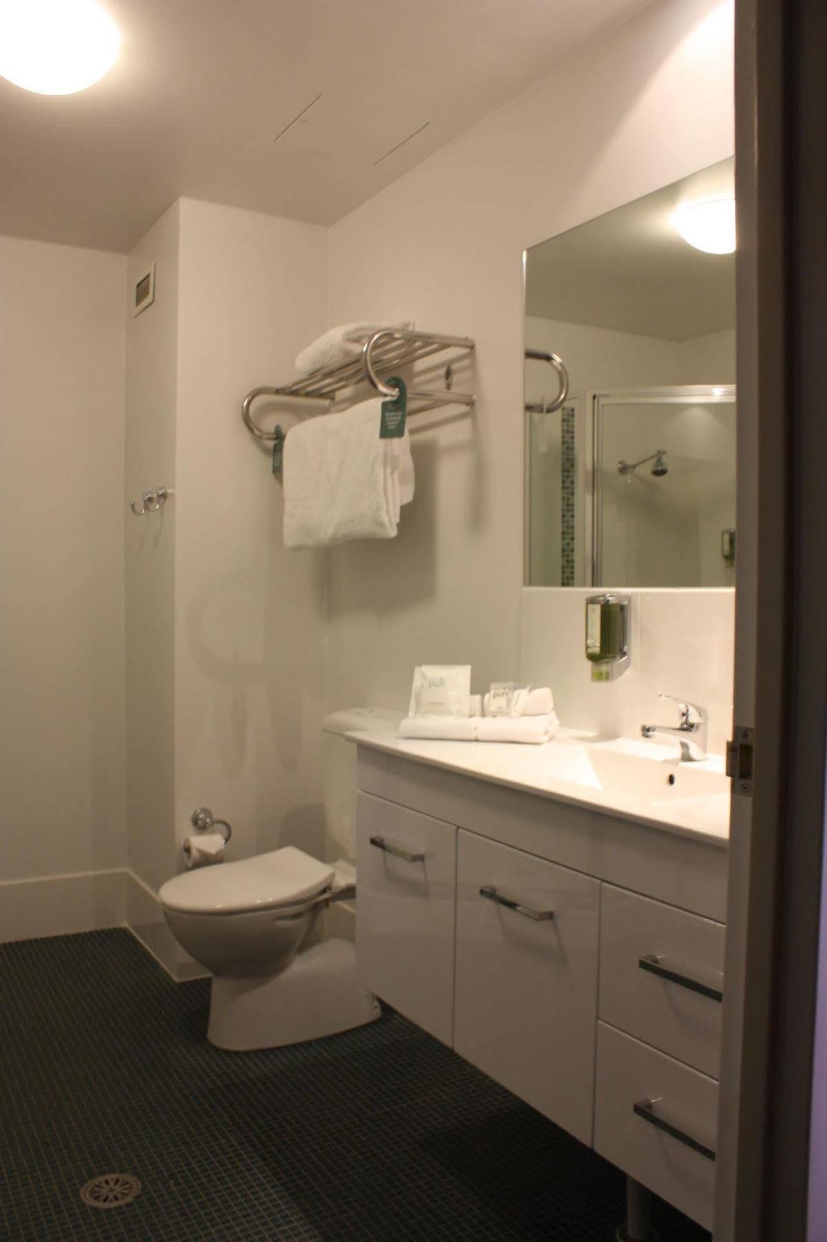 Quality Dickson Hotel 4*