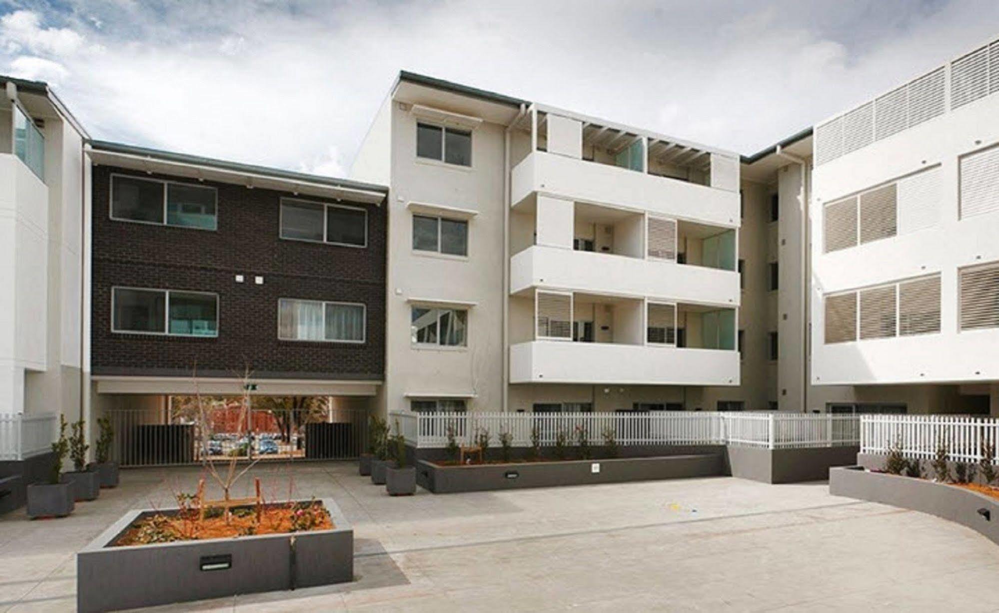 Abode Tuggeranong 4*