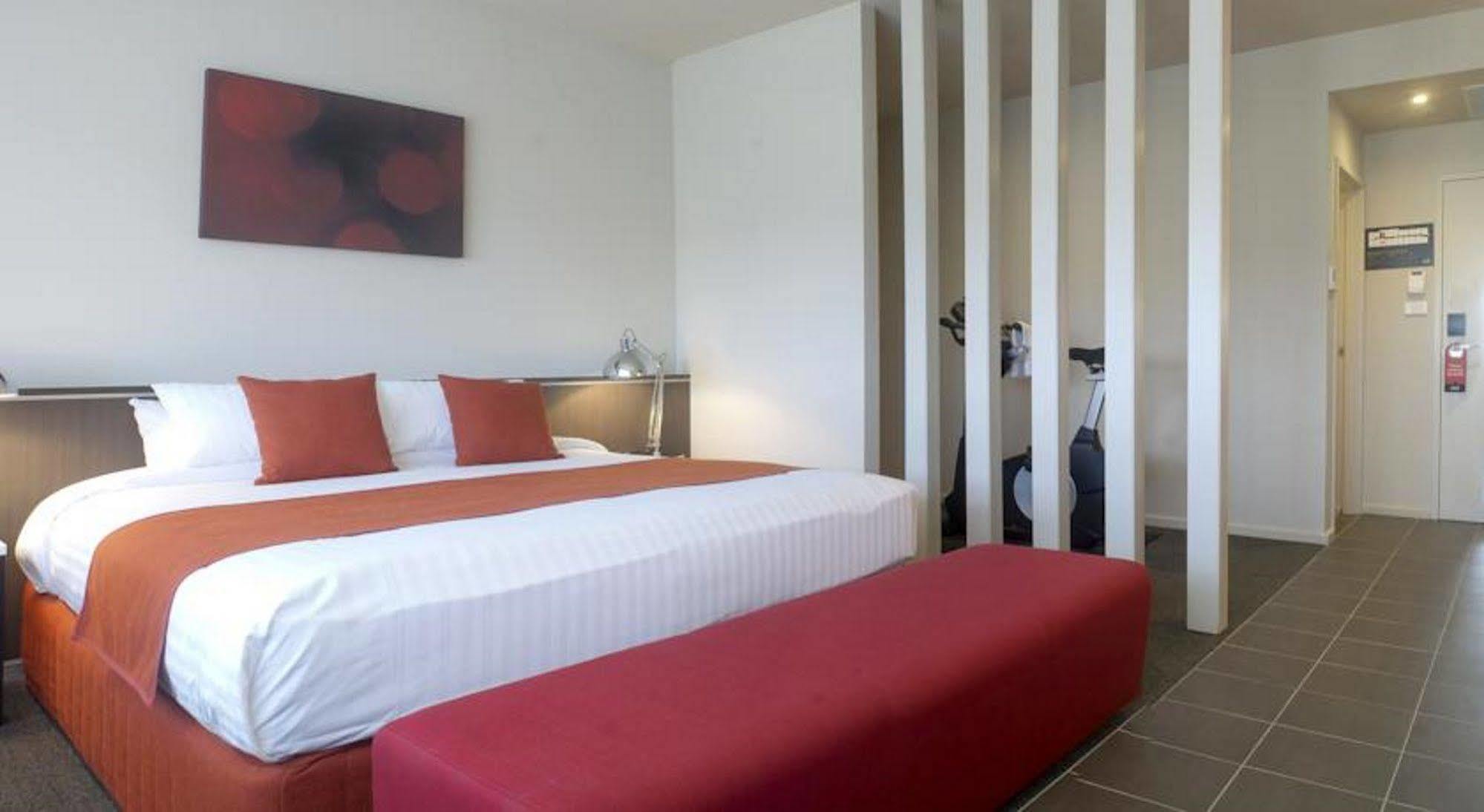 Aparthotel Abode Woden 4*