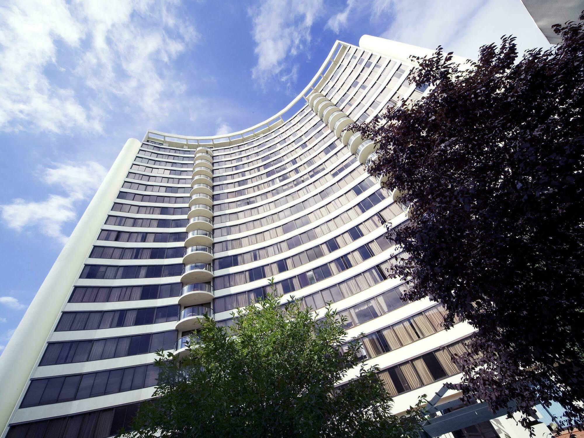 Breakfree Capital Tower Aparthotel 4*