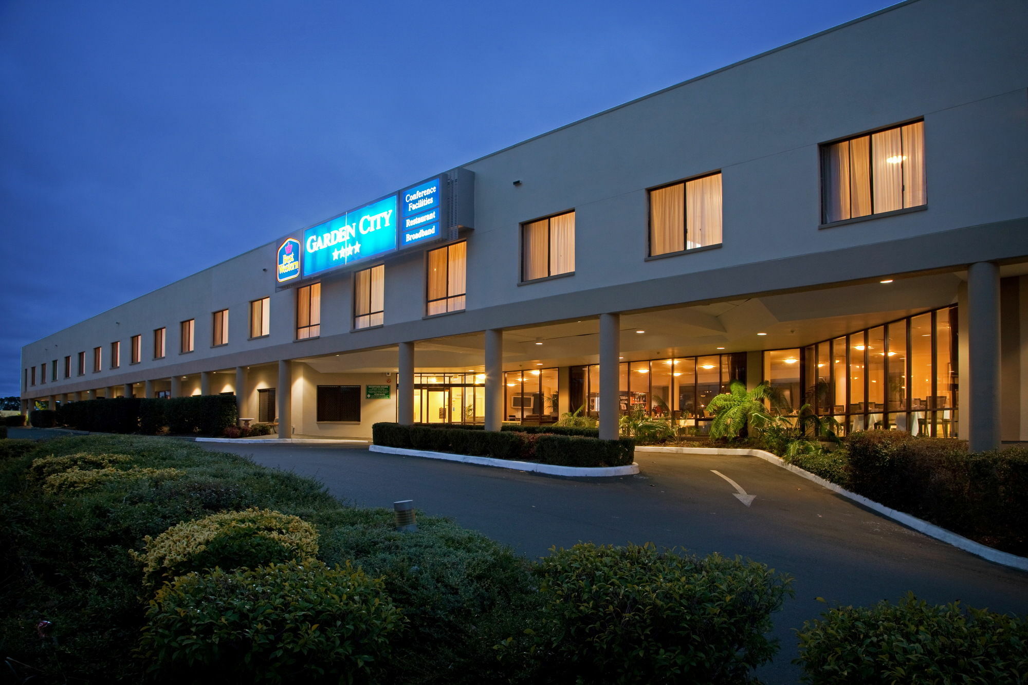 Garden City Hotel, Best Western Signature Collection 4* Canberra