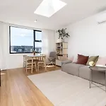 Modern City Living - 1Br Apt In Vibrant Dickson
