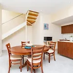 Absolutely Spacious Apt Unit Between Anu And City