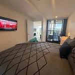 Midnight Luxe 1Br Apartment In The Heart Of Braddon Views From L7 Pool Sauna Gym Secure Parking Wifi Wine