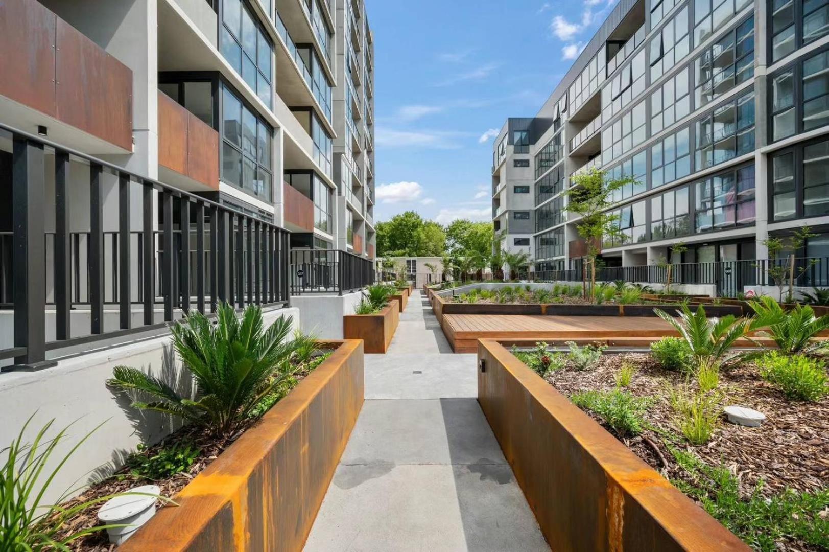 Japanese Penthouse Retreat 1b1b 2 Parking 5-min Tram-to-cbd Brekky Wifi Netflix