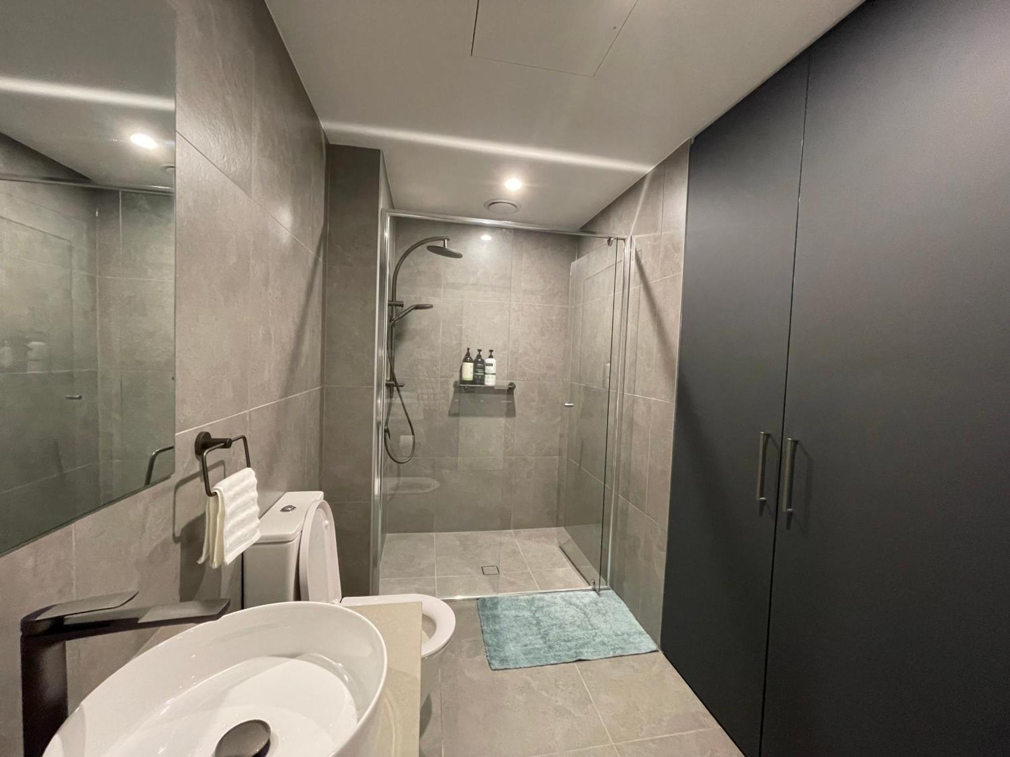 New Modern 1br Near Dickson
